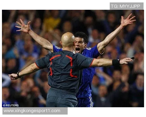 前裁判揭示在伯纳乌执法的风险与挑战引发广泛关注