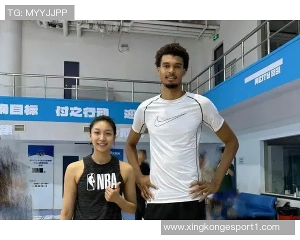 光头球星文班亚马与凯尔登赛后携手三位主场球迷合影留念