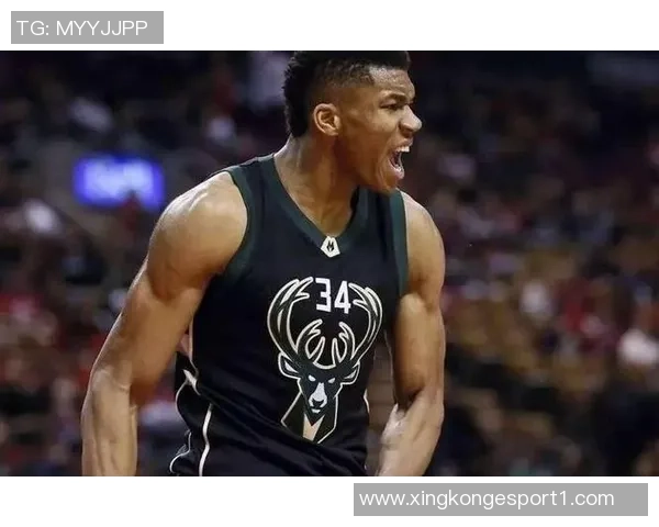 字母哥身穿43号球衣训练双臂肌肉线条惊艳全场引发热议